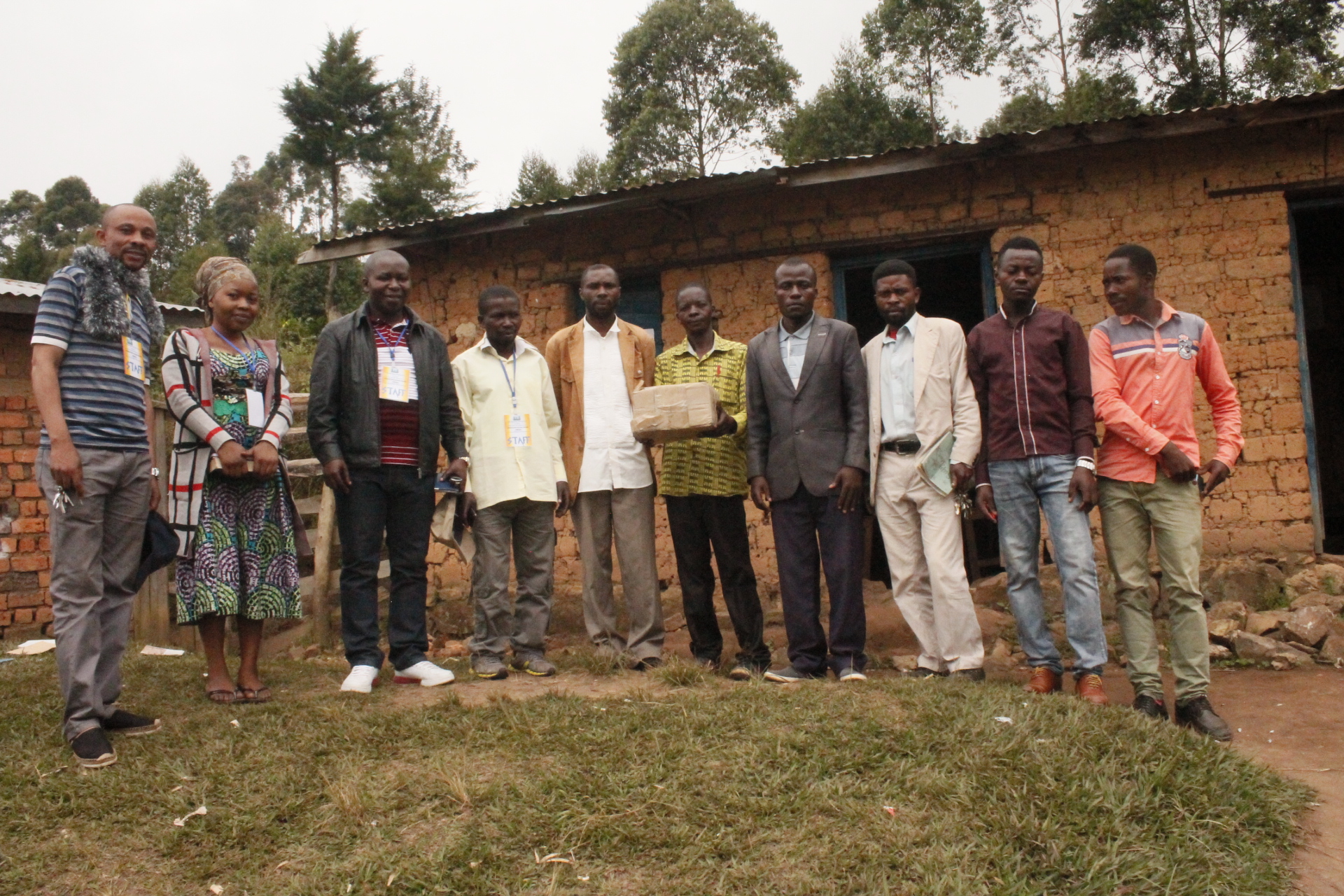 La FOSADE distribue des équipements scolaires à l’Institut Mushenyi