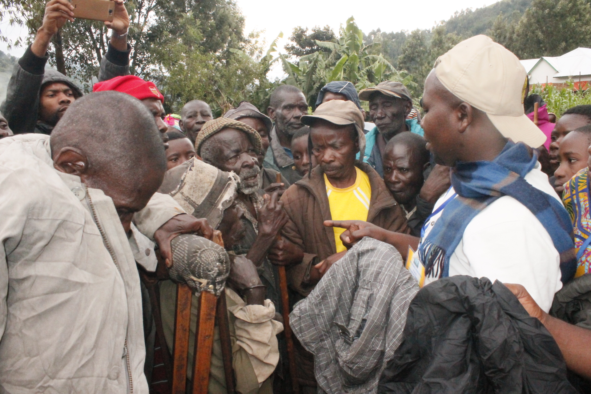 Près de 300 personnes de 3e âge de Mushenyi  bénéficient de dons de la fondation FOSADE